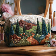 Quilted beauty case with a green path